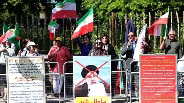 Me fishekzjarre dhe dolli  Iranianët në festë pas vdekjes së presidentit të tyre