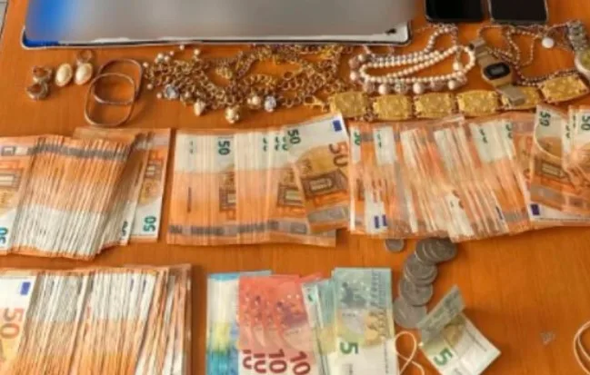 Me shumë të majme parash dhe florinj  arrestohet në Greqi 45 vjeçari nga Maqedonia e Veriut